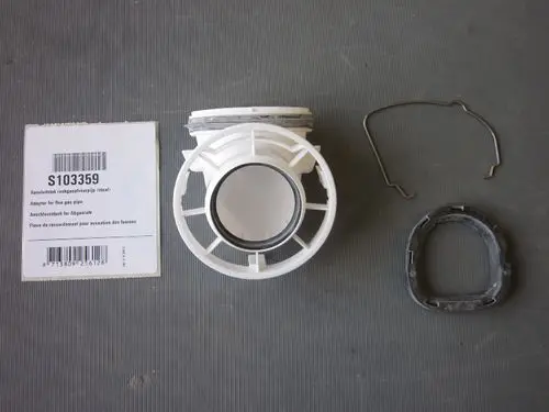 Adapter für ein Abgasrohr, bestehend aus einer weißen Kunststoffkomponente sowie einer Dichtung und einer Halterung. Produkt von Remeha, zur Verbindung von Rohren.